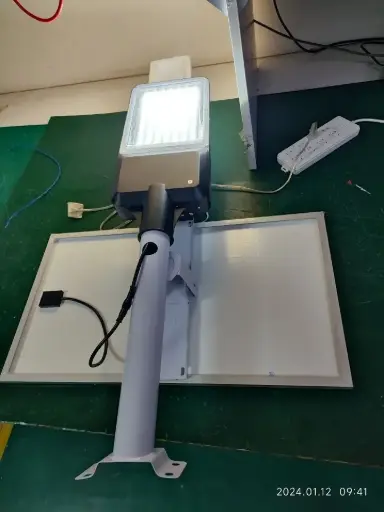 [P12310541] Lampe solaire LED - 50 W